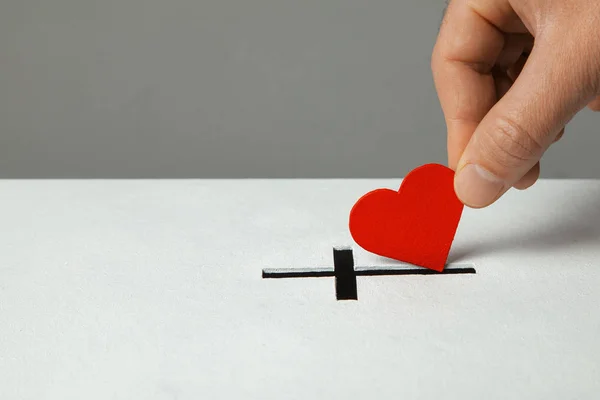 捐赠你的心作为爱基督教宗教的象征。以基督教洗礼的形式为捐赠与槽的箱子 — 图库照片