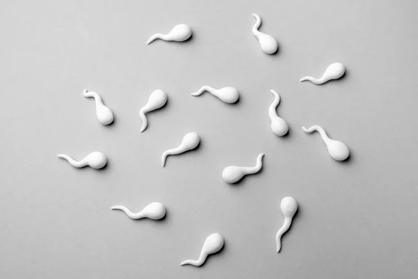Grupo de espermatozoides sobre fondo gris —  Fotos de Stock
