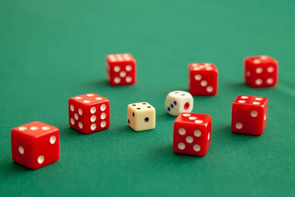 Dados rojos en la mesa de juego de poker verde en el casino. Concepto de juego en línea — Foto de Stock