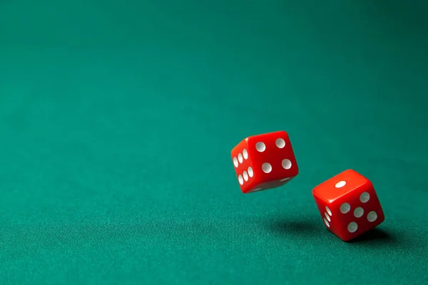 Dos dados rojos en la mesa de juego de poker verde en el casino. Concepto de juego en línea. Copiar espacio para texto — Foto de Stock