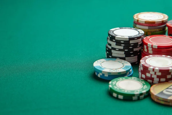 Fiş yeşil oyun masada poker oynamak için. Kavram kumar ve bağımlılığı — Stok fotoğraf