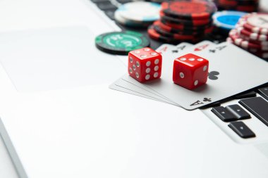 Online casino laptop. Laptop klavye ve zar ve iskambil yeşil bir oyun tablo ile fiş. Oyun bağımlılığı kumar