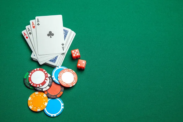 Casino, kumar kavramının poker spor. Zar ve renkli fiş ile oyun kartları yeşil oyun tablo uyku. Metin için yer kopyalayın. — Stok fotoğraf