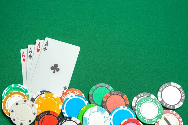 Casino, kumar kavramının poker spor. Oyun kartları ve yeşil oyun masa üzerinde renkli patates kızartması. Metin için yer kopyalayın. — Stok fotoğraf