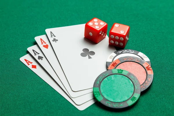 Casino, kumar kavramının poker spor. Zar ve renkli fiş ile oyun kartları yeşil oyun tablo uyku. — Stok fotoğraf