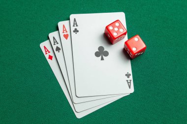 Casino, kumar kavramının poker spor. Oyun kartları ve yeşil oyun masa üzerinde kırmızı zar.