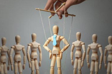 Lider kukla eylemci ve işçiler. Takım lideri yönetme kavramı. Kravat ipleri elle kontrol üzerinde bebek