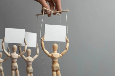 Provokatör kukla eylemci protesto etmek için insanlar arıyor. El kukla oyuncak halatlar ve posterler ile insan kalabalığı