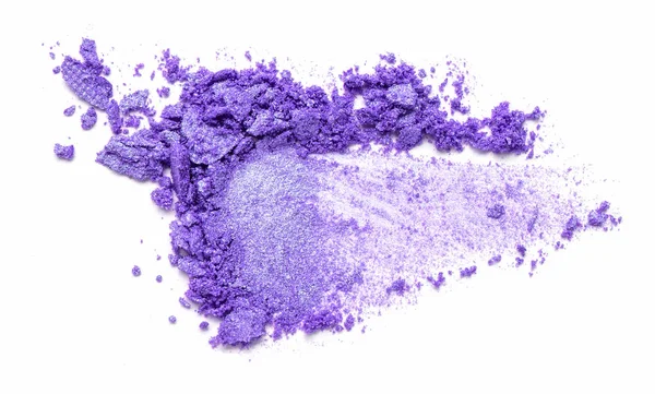 Ombretto su sfondo bianco. Campione di blush sparso per trucco. Colore viola — Foto Stock