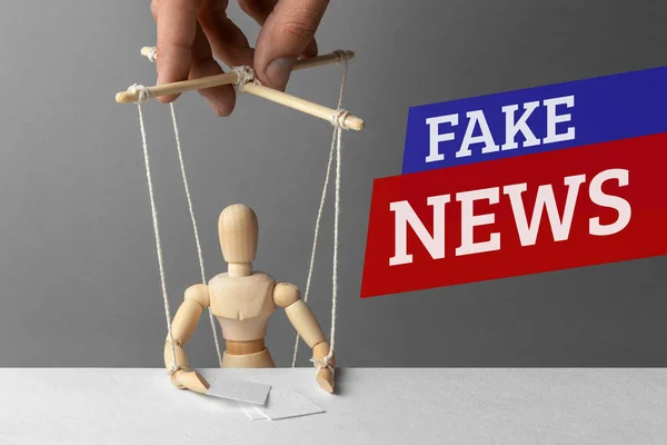Fake News. der Korrespondent als Puppe kontrolliert den Puppenspieler. Falsche Informationen, um Menschen zu täuschen — Stockfoto