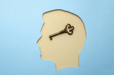 Adam ve anahtar bilgi veya gizli kişisel bilgiler sembolü olarak kafasında silüeti