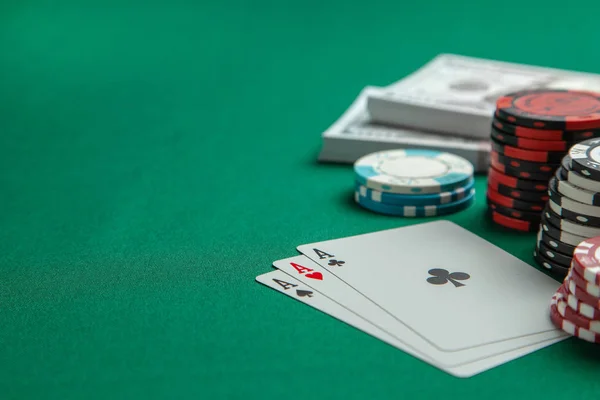 Casino, kumar kavramının poker spor. Oyun kartları ve nakit para dolar yeşil oyun masa üzerinde renkli patates kızartması — Stok fotoğraf