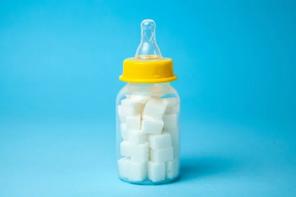 Con il latte materno, il bambino mangia tutto quello che mangia la mamma. Aumento del tenore di zucchero — Foto Stock
