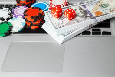 Online casino laptop. Laptop klavye ve zar ve para ile fiş yeşil oyun masa dolar nakit. Oyun bağımlılığı kumar