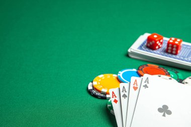 Casino, kumar kavramının poker spor. Zar ve renkli fiş ile oyun kartları yeşil oyun tablo uyku. Metin için yer kopyalayın.