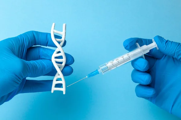 Pesquisa da hélice de ADN. Conceito de experiências genéticas em ADN de código biológico humano. O cientista está segurando DNA hélice e seringa . — Fotografia de Stock