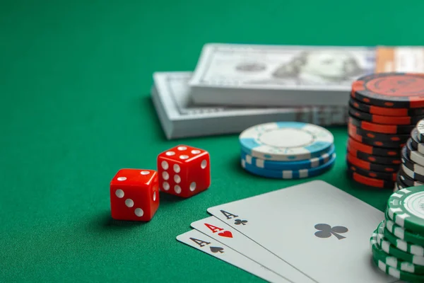 Casino, kumar kavramının poker spor. İskambil zar ve nakit para dolar yeşil masada ile renkli patates kızartması ile. — Stok fotoğraf