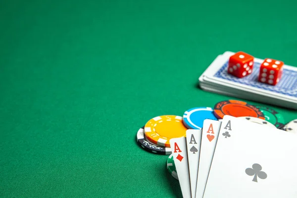 Casino, kumar kavramının poker spor. Zar ve renkli fiş ile oyun kartları yeşil oyun tablo uyku. Metin için yer kopyalayın. — Stok fotoğraf