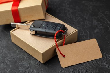 Hediye kutusu ile araba anahtarları ile uzaktan kumanda alarm sistemi etiket ve kırmızı kurdele yayla.