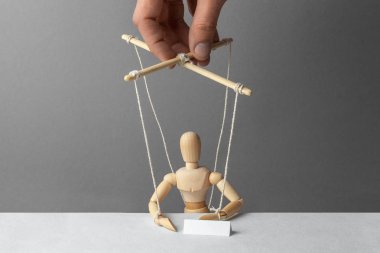 Kuklacı bebek yönetir. Konferans hiç adil değil. Sahte kişi konferans veya toplantı. Sahte Haberler