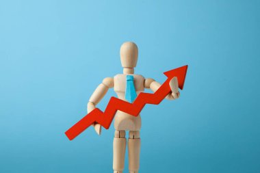 Mavi arka plan üzerinde kırmızı ok işadamı kravat havaya.