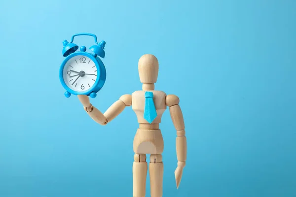 Time management. Man in tie holds an alarm clock in his hand. — Stock Photo, Image