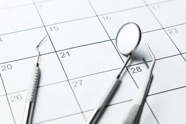 Diş hekimi Not Takvim üzerinde. Diş araçları ayna, Prens, çengel üstünde belgili tanımlık takvim.