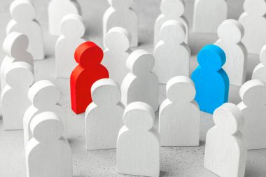 Aşk arama kavramı. İş ortağı bulma kavramı. İnsanlar beyaz insanların kalabalık ve iki kırmızı kadın ve mavili adam.