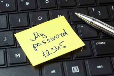 Parola güvenliği. Laptop klavye üzerinde Office etiket