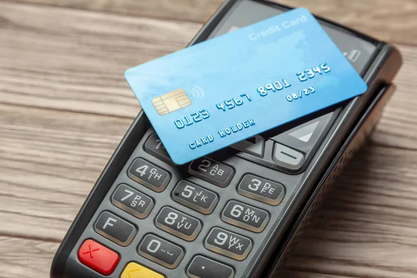 Pos Terminal, Zahlungsmaschine Kreditkarte auf Holz Hintergrund. kontaktloses Bezahlen. nfc-Technologie. — Stockfoto