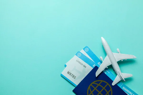 Billetes para avión y pasaporte con modelo de avión de pasajeros sobre fondo verde menta. Copiar espacio para texto — Foto de Stock