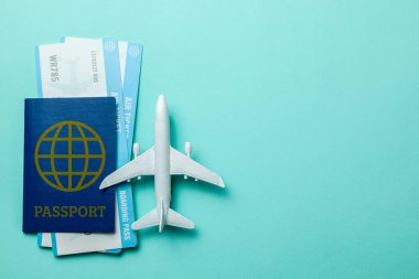 Pasaport yeşil nane arka plan üzerinde yolcu uçağı modeli ile ve uçak biletleri. Metin için yer kopyalayın