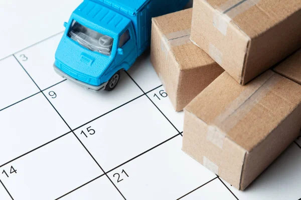 Flyttdagen. Kalender för note med kartonger och lastbil. — Stockfoto