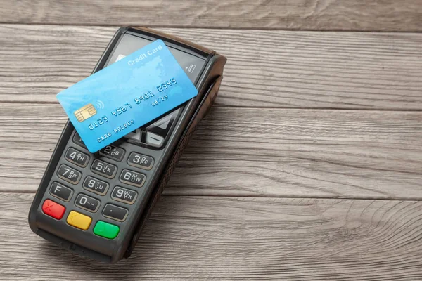 Pos Terminal Zahlungsmaschine Kreditkarte Auf Holz Hintergrund Kontaktloses Bezahlen Nfc — Stockfoto