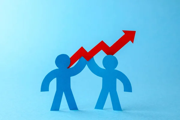 Equipo de negocios y flecha roja. Crecimiento y crecimiento de las ventas . — Foto de Stock