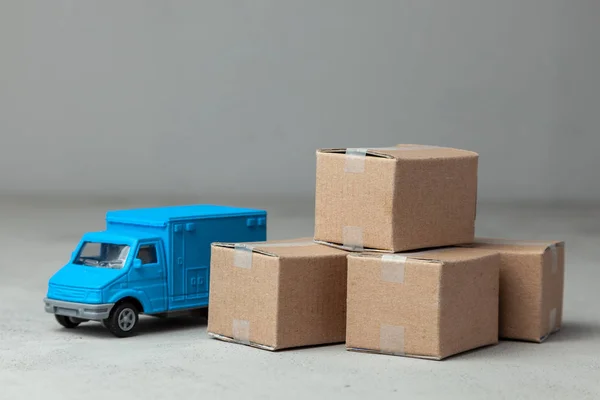 하루를 이동합니다. 새로운 아파트 또는 사무실 여행으로 트럭. 종이 상자와 회색 배경에 트럭 — 스톡 사진