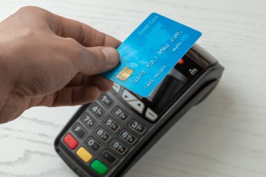 POS terminal, kredi kartı ile ödeme makine beyaz arka plan üzerinde izole. Nfc teknolojisi ile temassız ödeme.