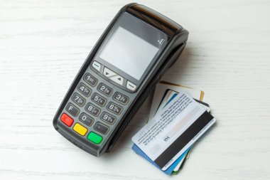 POS terminal, beyaz arka plan üzerinde kredi kartıyla ödeme makine. Nfc teknolojisi ile temassız ödeme