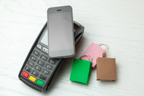 Terminal POS, Machine de paiement avec téléphone portable sur fond blanc. Paiement sans contact avec la technologie NFC . — Photo