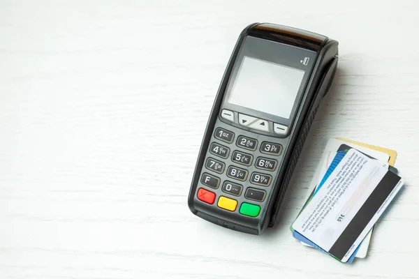 Pos Terminal, Zahlungsautomat mit Kreditkarte isoliert auf weißem Hintergrund. kontaktloses Bezahlen mit nfc-Technologie. — Stockfoto