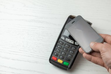 POS terminal, ödeme makine ile beyaz arka plan üzerinde hareket eden telefon. Nfc teknolojisi ile temassız ödeme