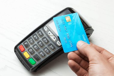 POS terminal, kredi kartı ile ödeme makine beyaz arka plan üzerinde izole. Nfc teknolojisi ile temassız ödeme.
