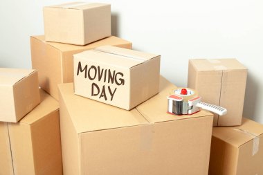 Hareketli bir gün. Gri duvar zemin üzerine karton kutular