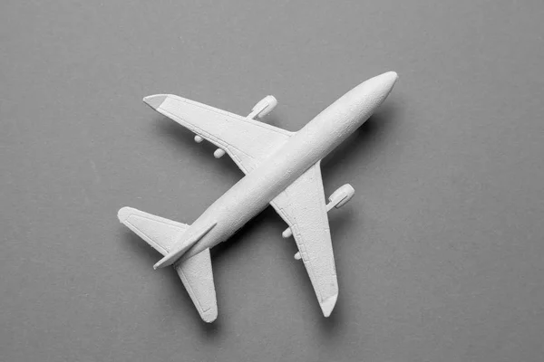 Avión de pasajeros blanco sobre fondo gris — Foto de Stock