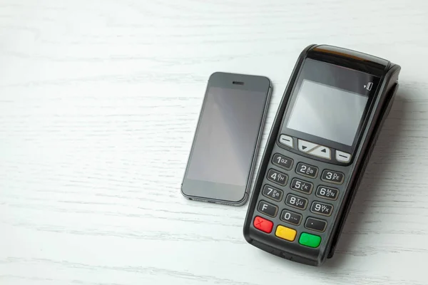Pos Terminal, Zahlungsautomat mit Mobiltelefon auf weißem Hintergrund. kontaktloses Bezahlen mit nfc-Technologie. — Stockfoto