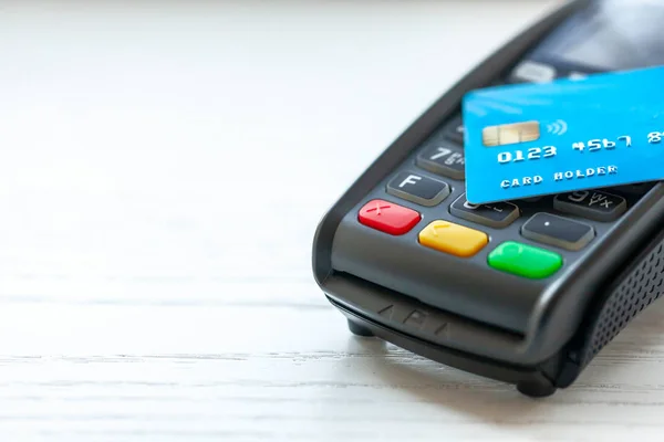Terminale POS, macchina di pagamento con carta di credito su sfondo bianco. Pagamento senza contatto con la tecnologia NFC . — Foto Stock