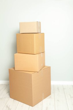 Hareketli bir gün. Alışveriş malların teslim. Gri duvar zemin üzerine karton kutular