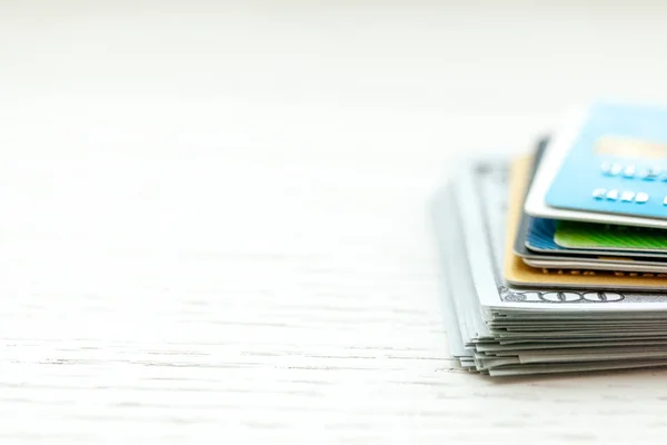 Kreditkarte und Stapel von Bargeld Dollar auf weißem Hintergrund. Kopierraum für Text. — Stockfoto