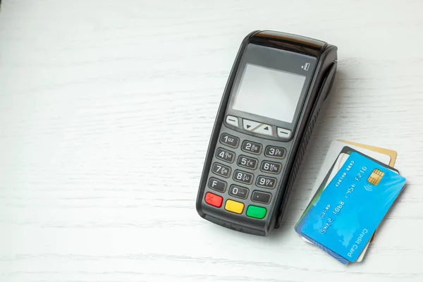 Pos Terminal, Zahlungsautomat mit Kreditkarte isoliert auf weißem Hintergrund. kontaktloses Bezahlen mit nfc-Technologie. — Stockfoto