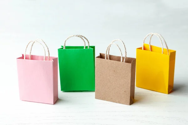 Bolsas de compras de colores sobre fondo blanco. — Foto de Stock